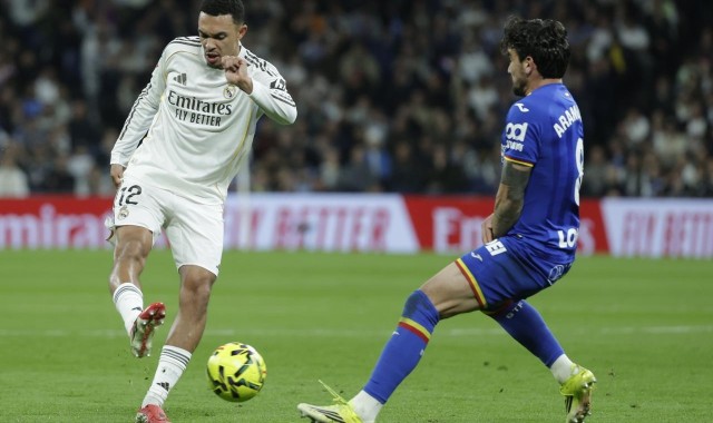 世界杯官方app-0-1！10人皇马惨遭两连败，被巴萨甩开4分，新星追骂主裁被直红