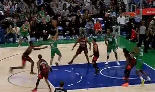 世界杯官网入口-内姆布哈德抛投打进，独行侠开局打出一波20-7领先公牛